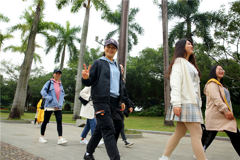 女职工徒步行.jpg