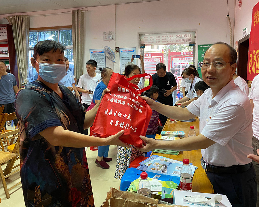 中心党委书记吕炜为社区居民送上健康小礼品.jpg
