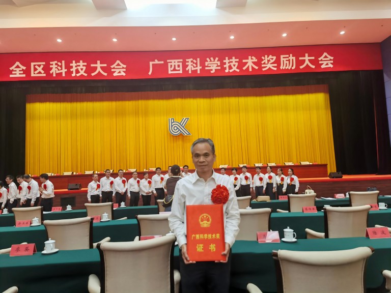 图片二：方钟燎主任医师接受获奖证书.jpg