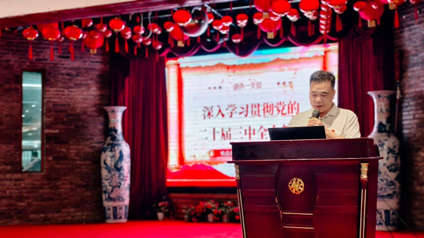 杨益超讲党课(1).jpg