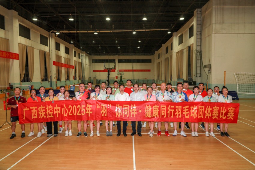 中心党委书记、主任钟革、工会副主席与获奖队员合影.jpg