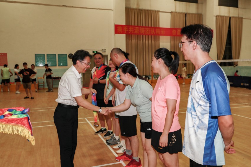 中心党委书记、主任钟革为获奖联队颁奖.jpg