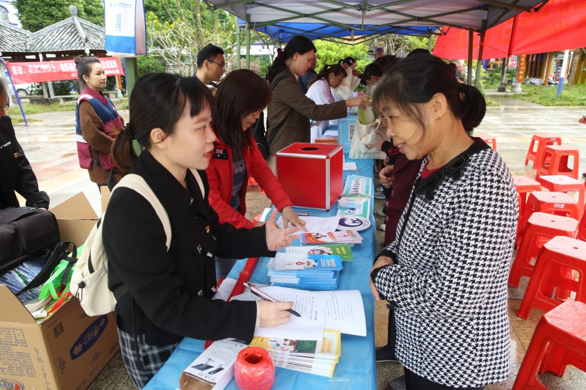 3-2025年11月6日,党建联建党员同志在大新县硕龙镇广场开展重大疾病防治宣传义诊活动.jpg